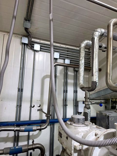 Canalizado eléctrico y cajas de derivación en sala de proceso industrial